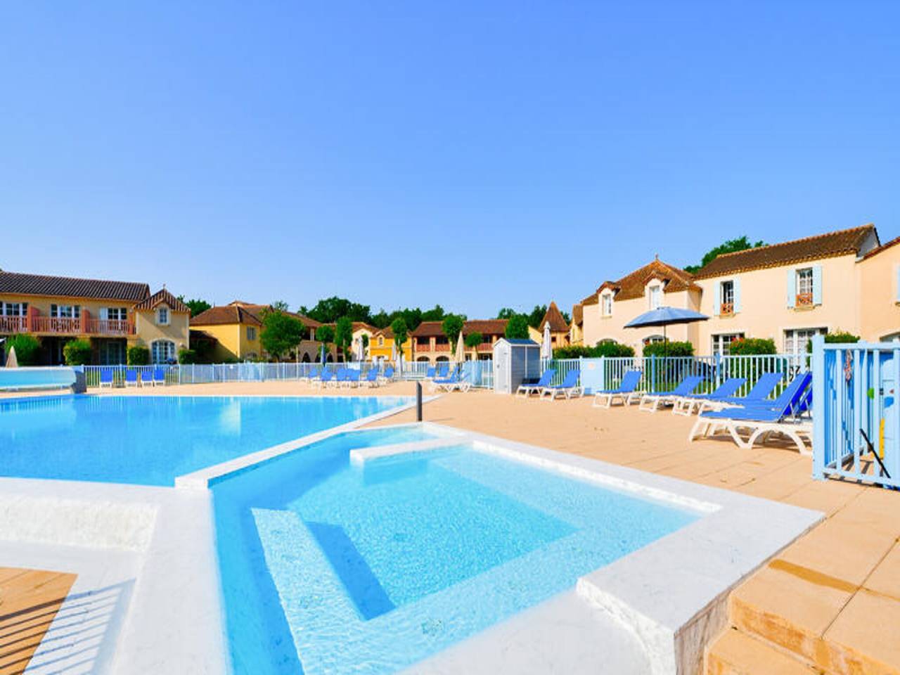 Entire apartment, Apartment in Monflanquin by Scenic Lake in Monflanquin, Villeneuve-sur-Lot region