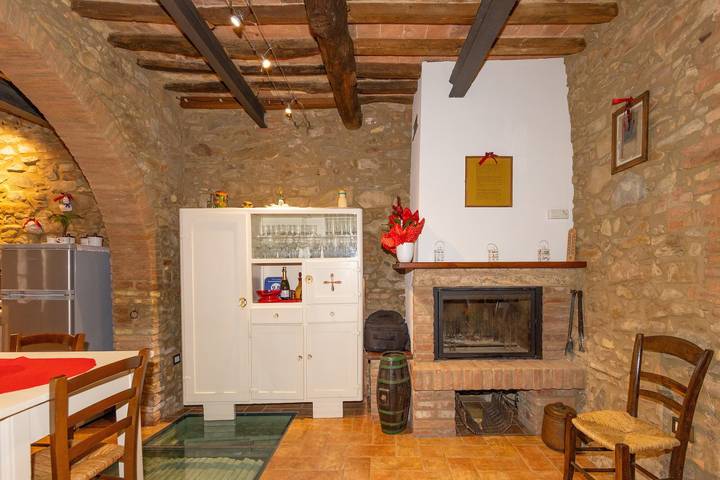 Appartamento intero, Appartamento 'Antica Tuscany' con giardino privato, Wi-Fi e aria condizionata in Chianni, Costa degli Etruschi