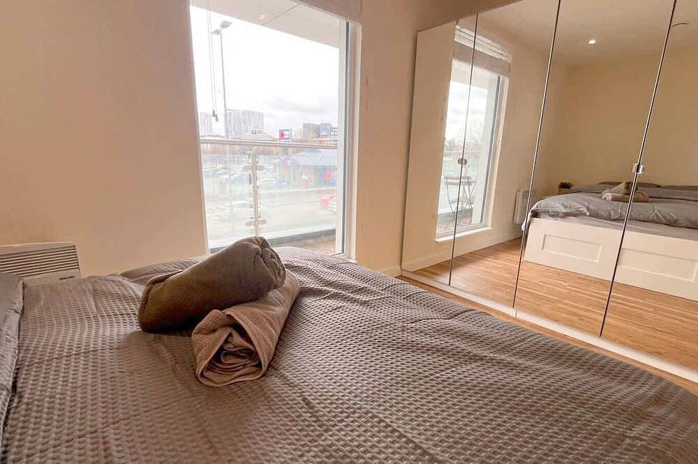 Entire apartment, Modern 2-Bed City Living with Private Balcony in Greater Manchester