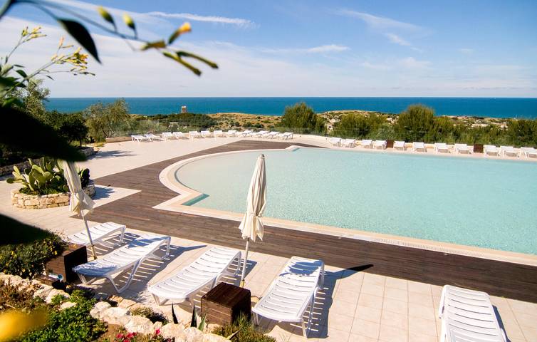 Cool Apartment with Pool, Terrace & Parking 2km from Dietro San Lorenzo Beach in Vieste, Gargano