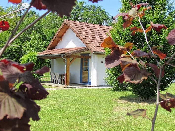 Chalet pour 6 personnes, avec terrasse ainsi que piscine et jardin dans le Jura - 2