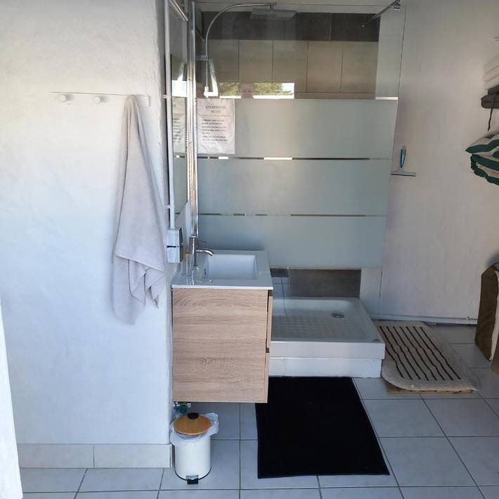 Location de vacances pour 2 personnes, avec piscine et vue sur le lac ainsi que vue et terrasse à Bois-de-Céné - 2