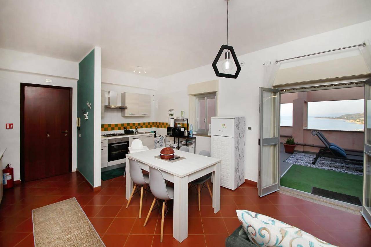 Appartamento intero, Attico vista mare con terrazza e spa riscaldata in Santo Stefano di Camastra, Provincia di Messina