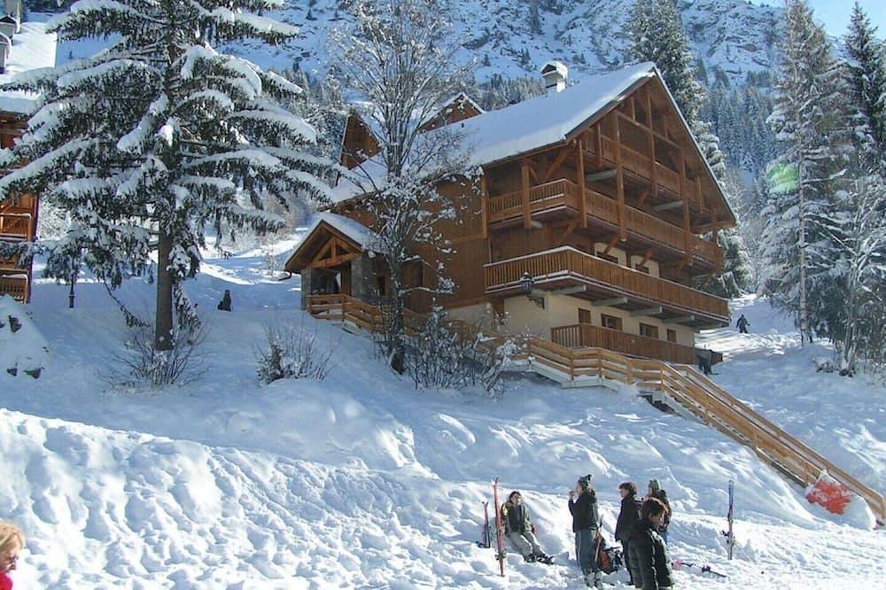Entire apartment, Ski in Ski Out Luxury Apartment with South West Facing Balcony! in Oz, Écrins National Park