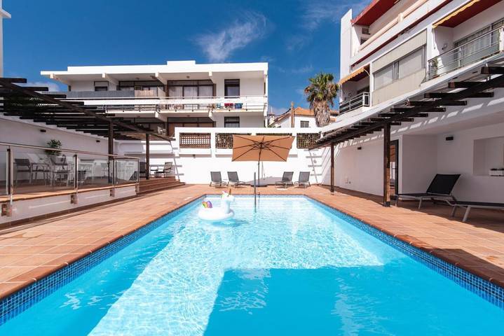 Alojamiento y desayuno para 2 personas, con Terraza y Jardín además de Piscina y Vistas en Las Palmas de Gran Canaria