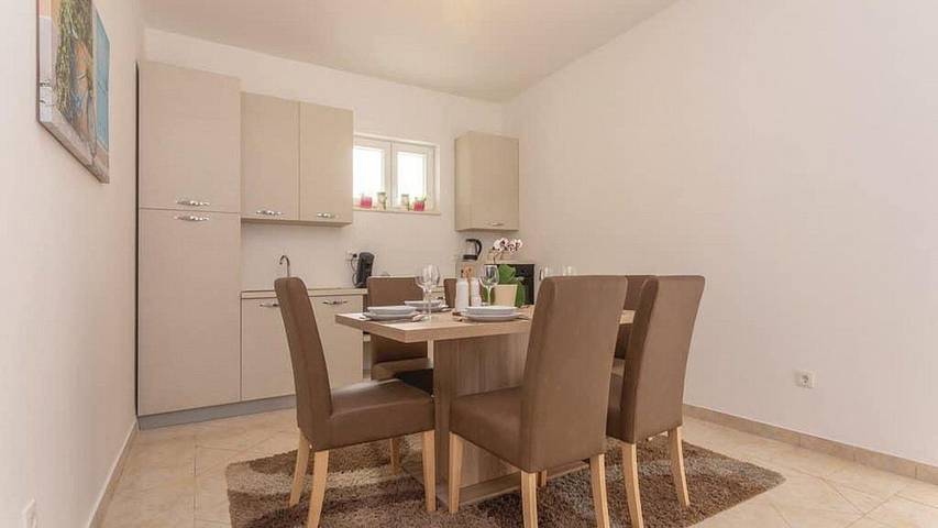 Ferienwohnung für 5 Personen, mit Pool und Terrasse in Sibenik