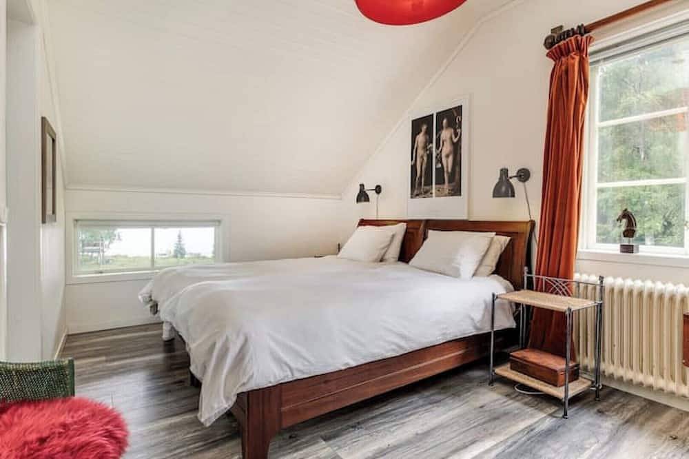 Historic lakeside villa with kayaks, close to ski resorts in Ludvika, Dalarna