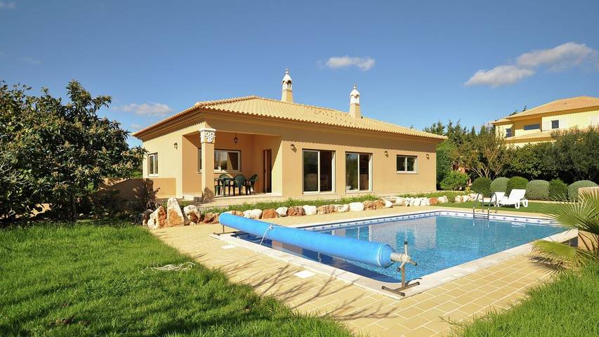 Villa for 6 people, with pool and garden as well as terrace in Lagos
