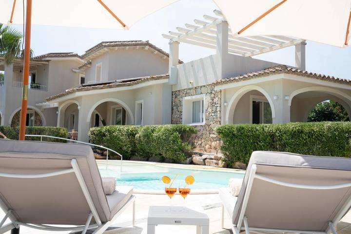Apartahotel para 2 personas, con Terraza además de Jardín y Piscina en Villasimius