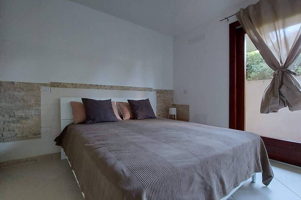 Villa Luigi: Alloggi Indipendenti in Villa con Parcheggio e Giardino in Poggio dei Pini, Capoterra