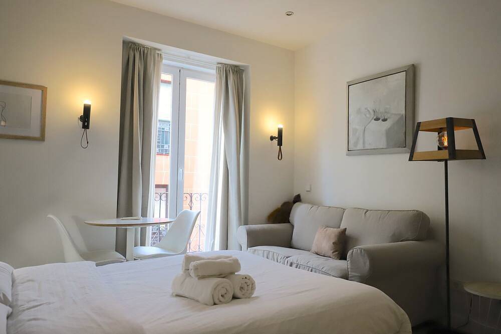 Entire apartment, Bright studio in Malasaña in Centro (Madrid), Madrid