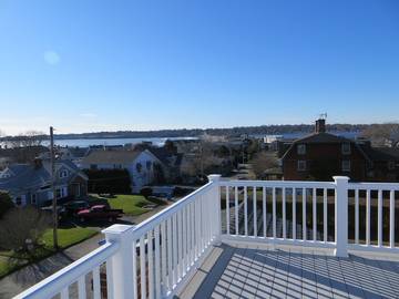 Vacation House for 10 Guests in Newport East, Rhode Island, Picture 1
