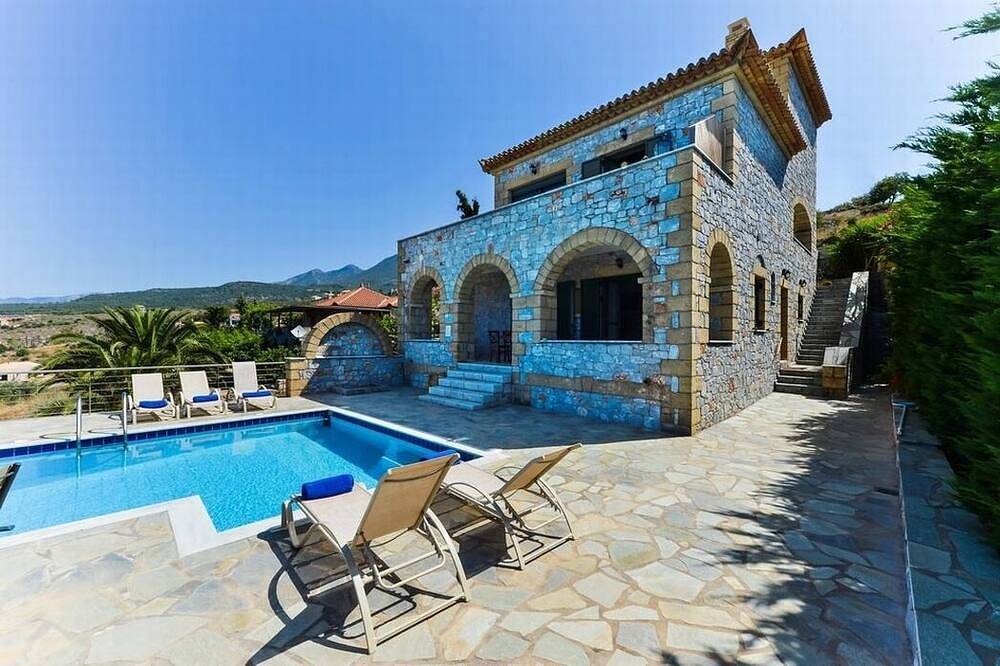 Nefeli, Luxury Stone Villa in Stoupa with Private Pool, Bbq and Amazing Sea View in Stoupa, Messenien