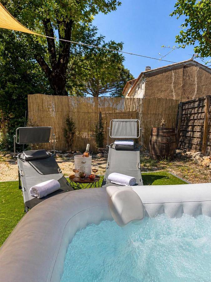 Camping pour 4 personnes, avec jacuzzi et jardin à La Crau - 2