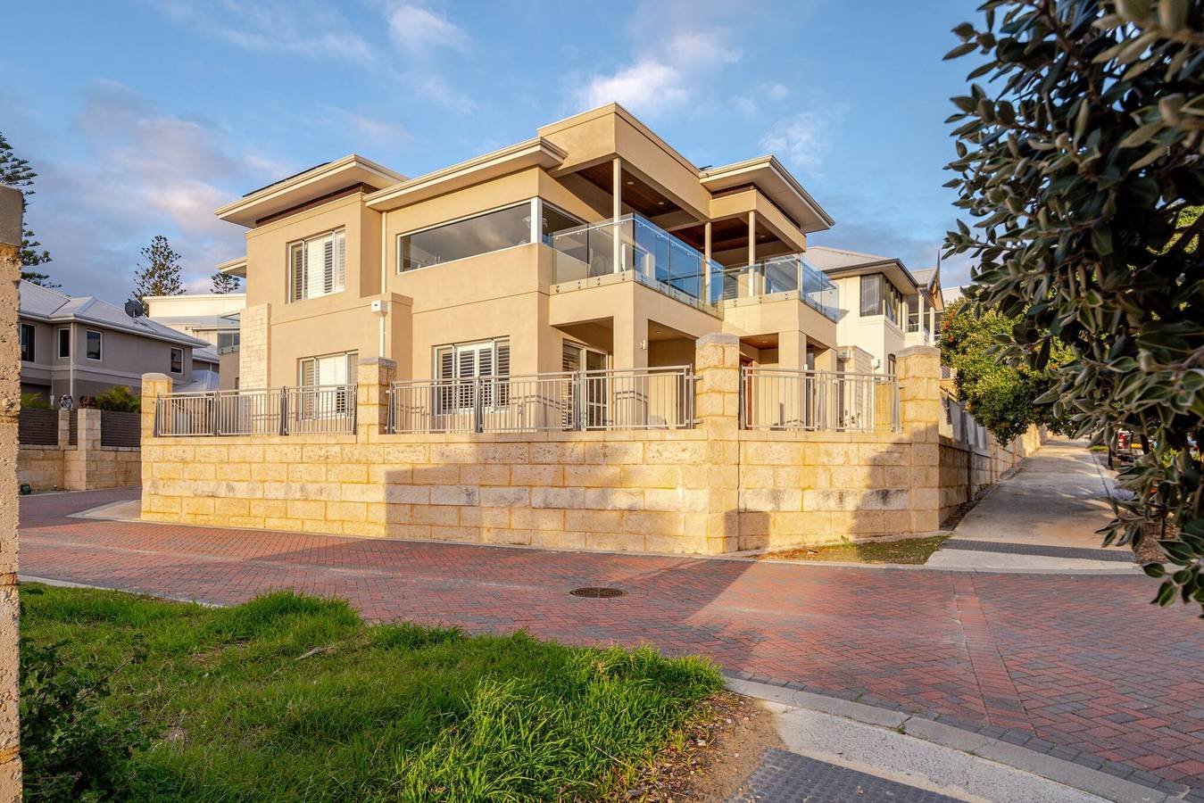 Located in the Mindarie Marina a Luxury House in a Perfect Location in Mindarie, Perth