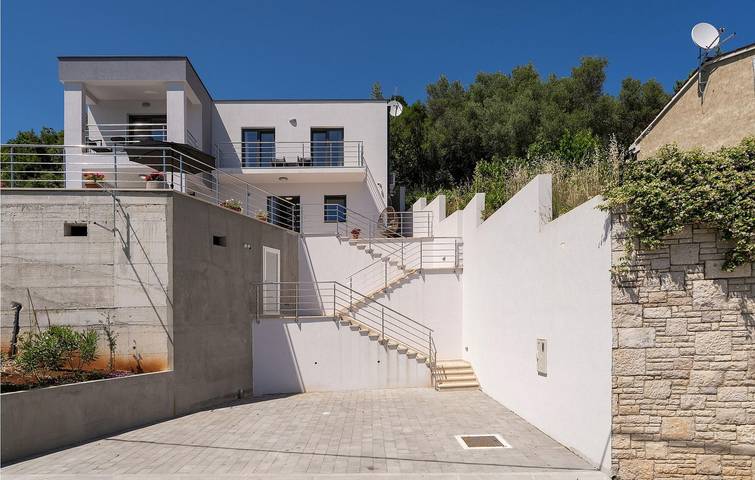 Seaside Apartment with Terrace, Wi-Fi & Parking - Steps from Coast & City Center in Trget, Eastcoast Istria