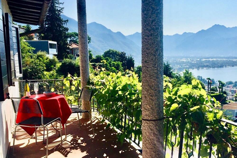 Schönes Ferienhaus mit Pool, Garten & Terrasse, ruhige Lage + wunderbare Sicht in Orselina, Tessiner Alpen