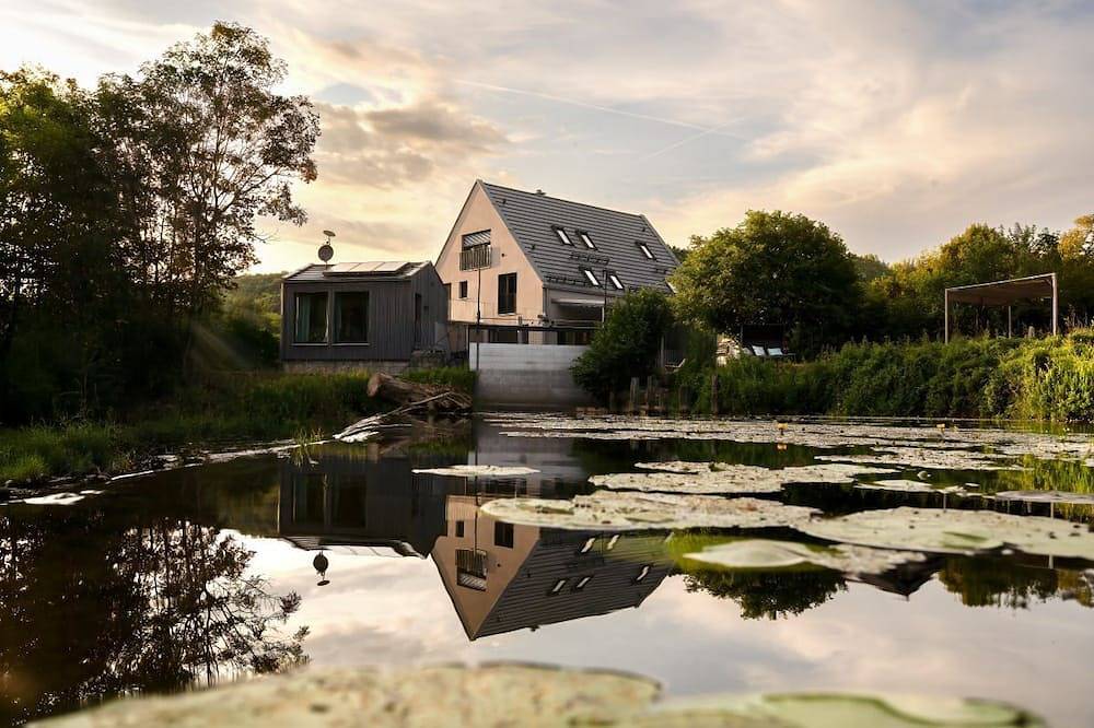 Luxus- Ferienhaus am Fluß, barrierefreies Erdgeschoss, Garten, Sauna, Kamin, in Mulfingen, Hohenlohe