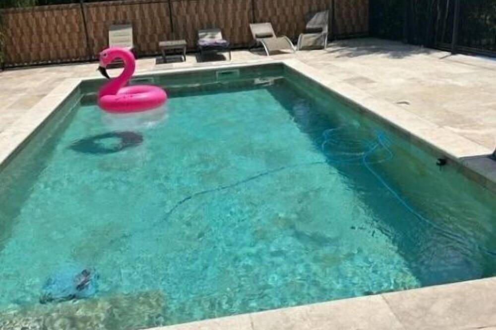 Gîte à la Campagne Dans un Parc Arboré Avec Piscine in Noves, Arles region