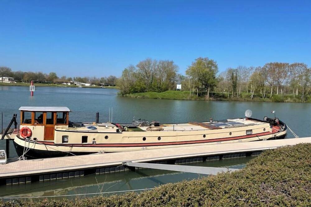 Péniche en Camargue, Saintes-Maries-de-la-Mer sur le petit Rhône in Saintes-Maries-de-la-Mer, Côte méditerranéenne (France)
