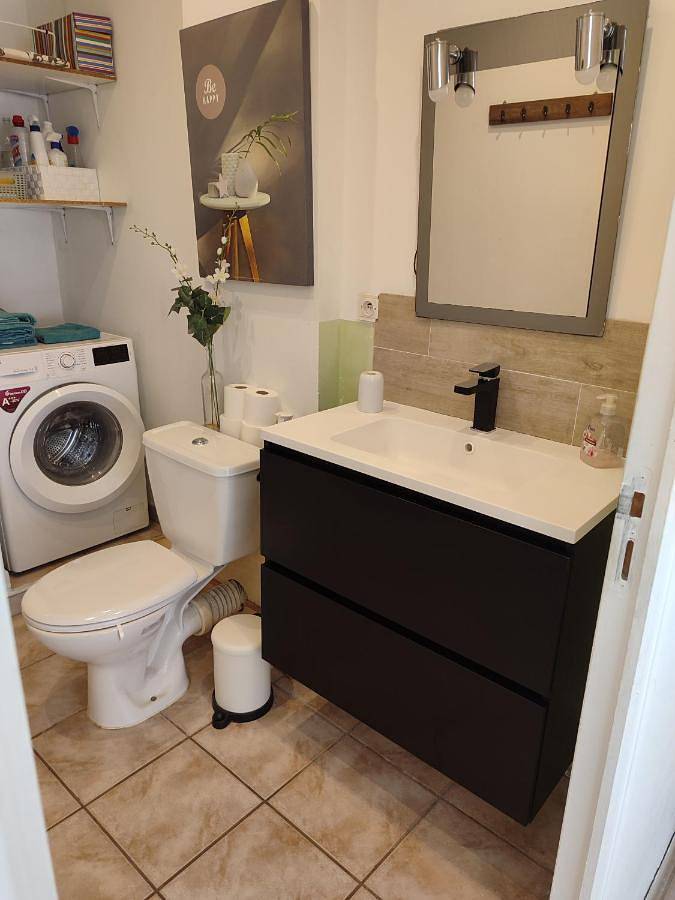 Appartement entier, One-Bedroom Apartment in Cuers, Côte méditerranéenne (France)