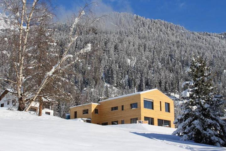 Ferienwohnung für 5 Personen, mit Balkon und Terrasse sowie Ausblick in Savognin