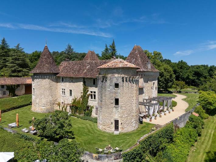 Location de vacances pour 24 personnes, avec terrasse ainsi que piscine et vue, adapté aux familles à Saint-Aquilin - 2