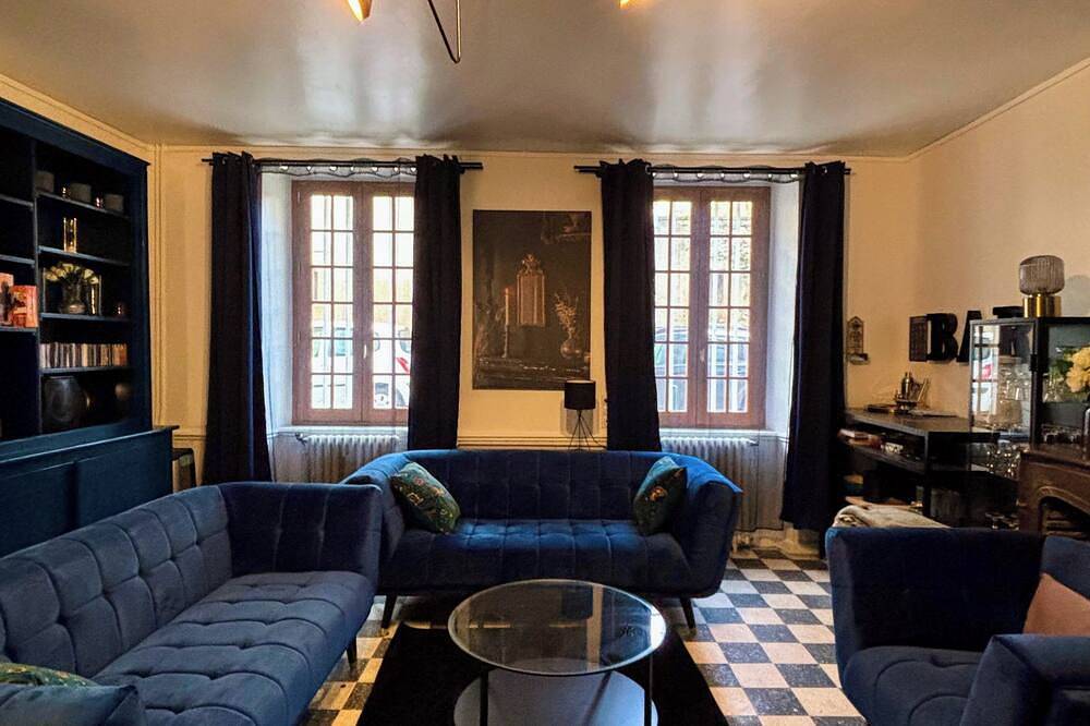 Gîte 1 large family room in the heart of the medieval town, garden in Mirepoix, Ariège