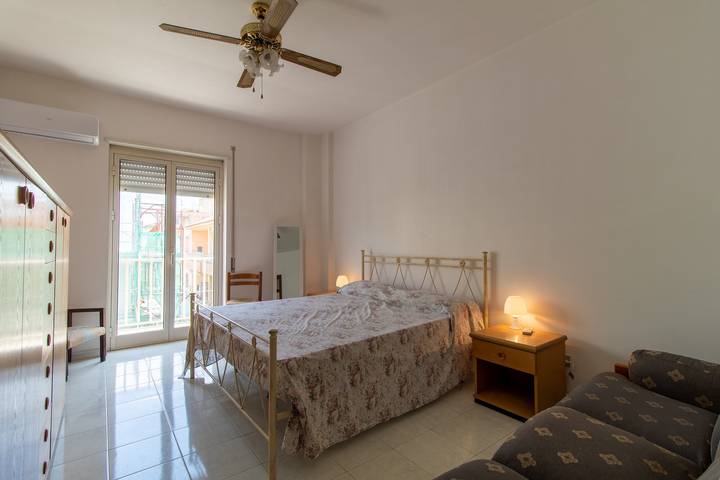 Ganze Wohnung, Ferienwohnung in Meernähe mit offener Terrasse und Balkon in Pozzallo, Ragusa Provinz