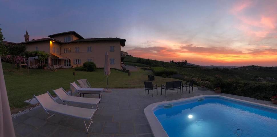 Resort per 2 persone, con Terrazza e Idromassaggio nonché Giardino e Piscina in Piemonte