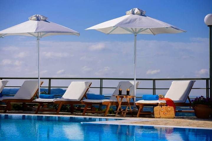Hôtel pour 6 personnes, avec Balcon et Terrasse ainsi que Jardin et Piscine