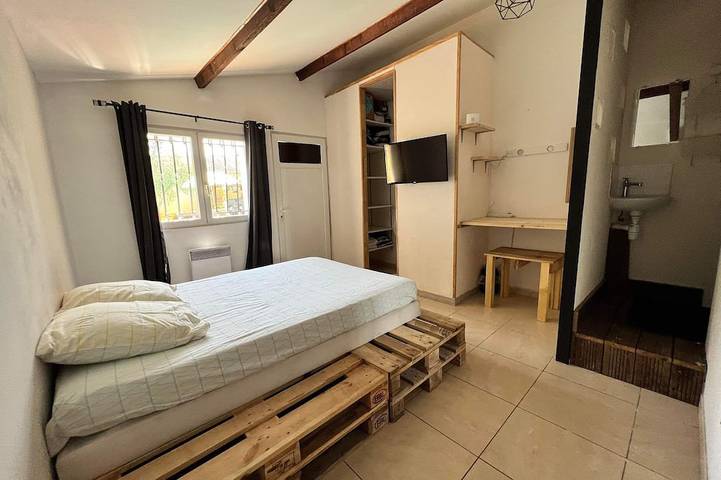 Location de vacances pour 6 personnes, avec terrasse ainsi que jacuzzi et jardin à Aigues-Vives - 3