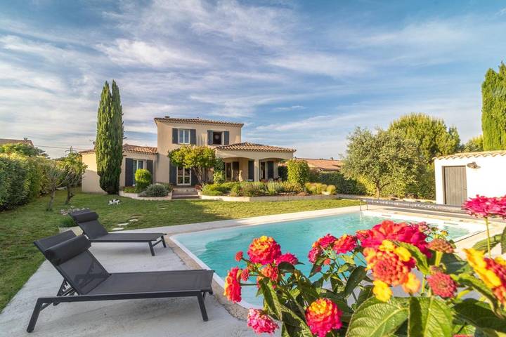 Location de vacances pour 8 personnes, avec Terrasse ainsi que Jardin et Piscine à Moussac