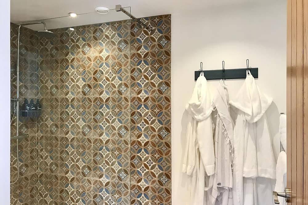 Romantic retreat in the hop fields of Kent, with great sightseeing in Tenterden, Ashford region