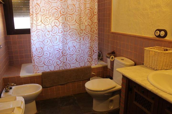 Casa rural para 12 personas, con jacuzzi además de jardín y piscina en Tentudía - 4