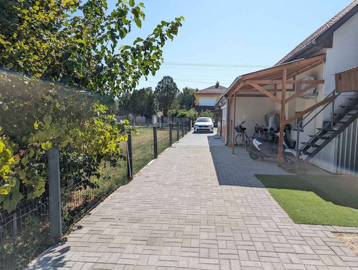 Ferienhaus mit großem Garten, WLAN und Klimaanlage in Balatonfenyves, Plattensee Südufer