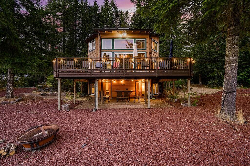 Mt. Hood Riverfront Getaway | Hot Tub | 4Br Chalet on 2 Acres | Pet Friendly in Welches, Mount Hood