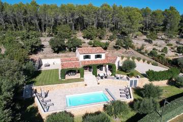 Location de vacances pour 8 personnes, avec jardin et terrasse à Entrecasteaux