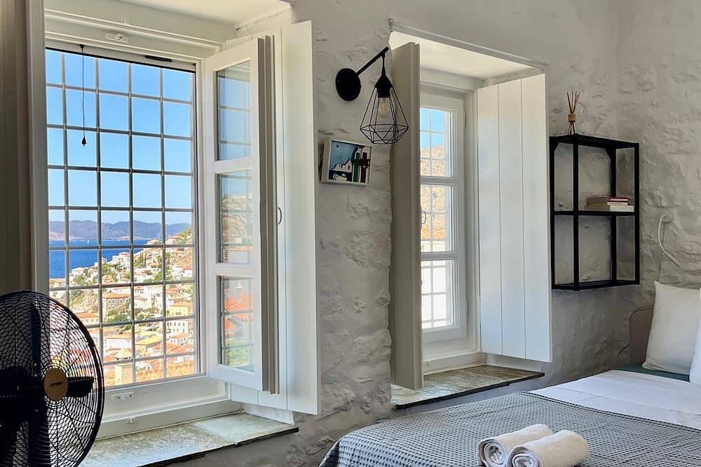Entire apartment, Brigitte house. nice studio with beautiful view small courtyard inside in Hydra