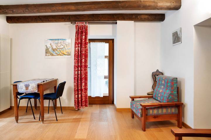 Ganze Wohnung, Apartment „Chalet Provenzale Trilocale“ mit Bergblick, Gemeinschaftsgarten und Wlan in Acceglio, Cuneo Provinz