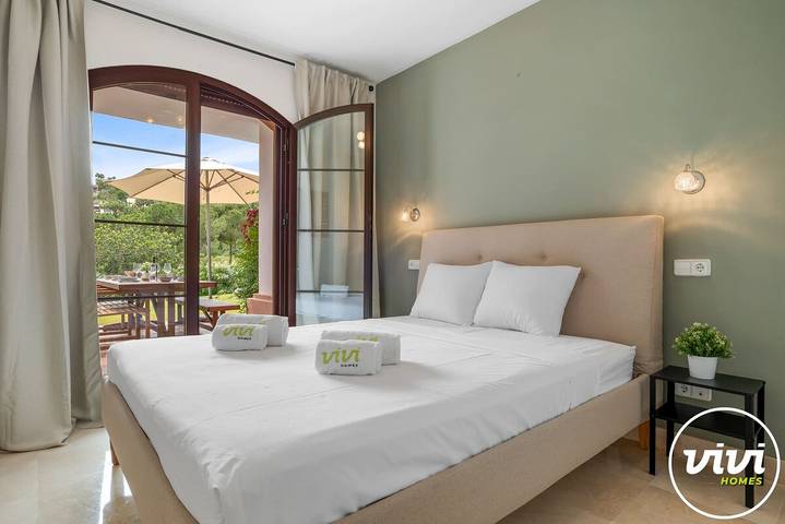 Entire apartment, La Vida Dorada | Garden - Pool - Terrace in Los Arqueros Golf and Country Club, Benahavís
