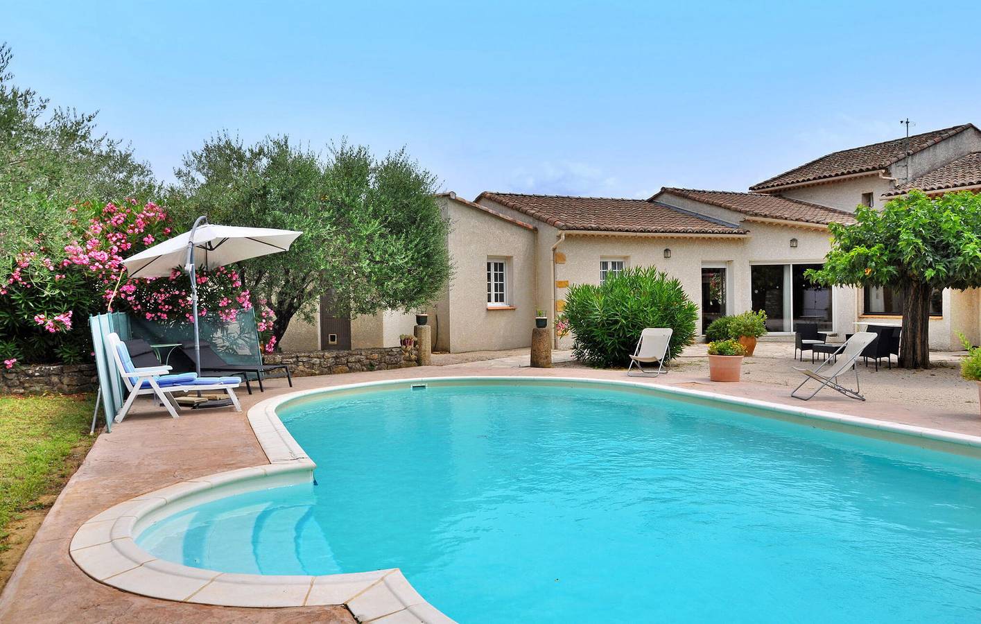 Appartement de luxe avec piscine et parking, à 300m du centre ville de Cavillargues in Cavillargues, Région de Nîmes