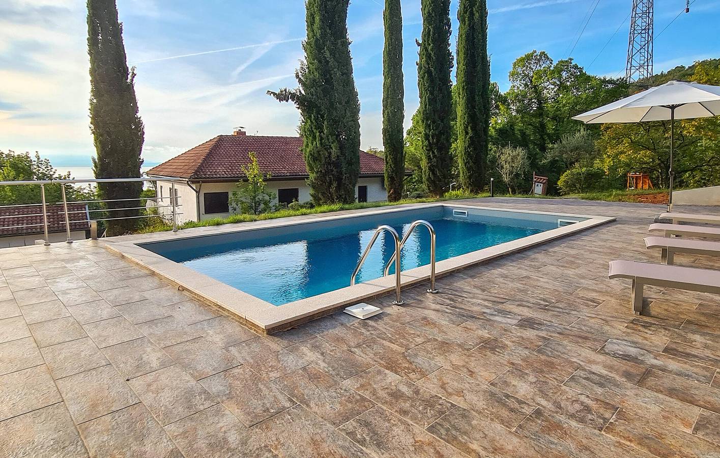 Reizende 2-Zimmer-Wohnung in Strandnähe mit Pool und Terrasse in Ika, Primorje-Gorski Kotar