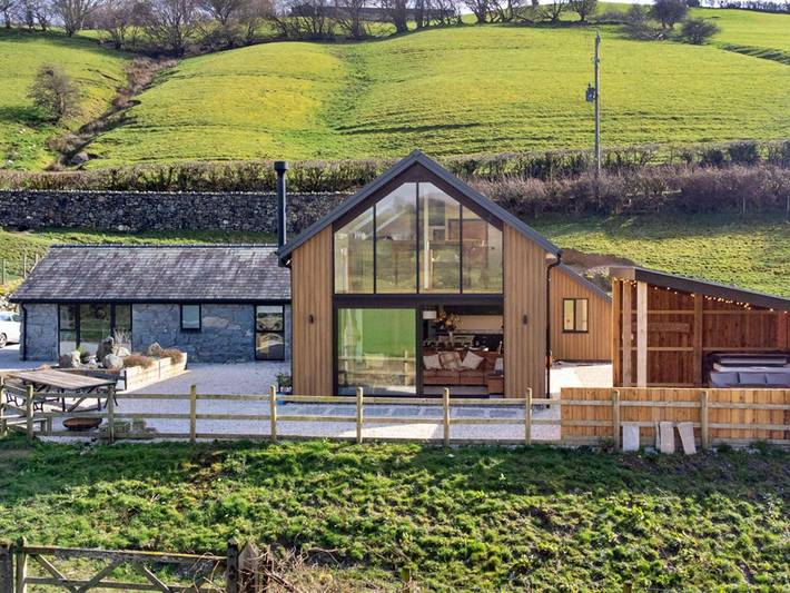 Cottage for 13 people, with Hot tub and Garden as well as Sauna in Snowdonia