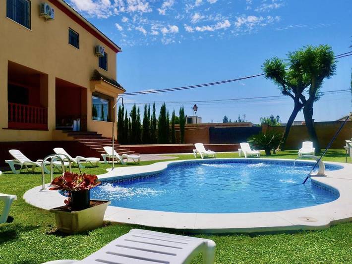 Casa de vacaciones para 14 personas, con Balcón y Jacuzzi además de Terraza y Jardín en Mairena del Aljarafe
