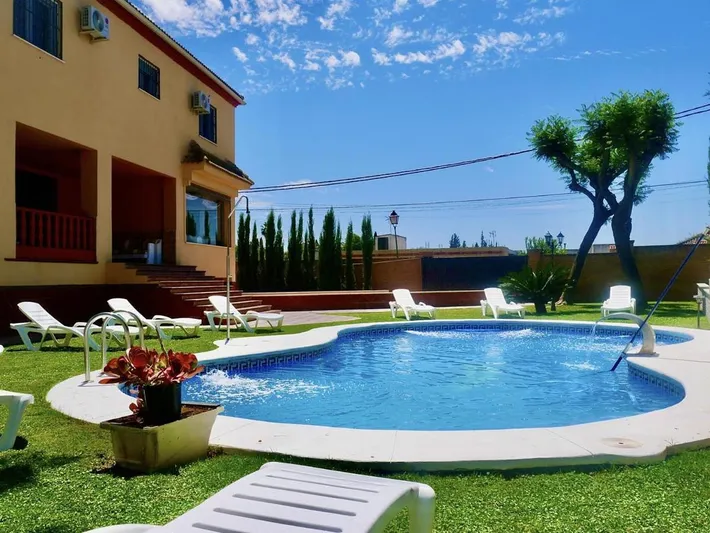 Chalet para 14 personas, con jardín y terraza además de piscina y vistas, Se admiten mascotas - 1