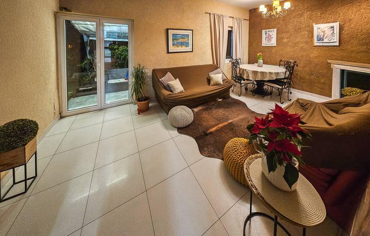 Gemütliches Apartment mit Terrasse, 100 m von der Küste entfernt in Zaboric in Žaborić, Šibenik-Knin