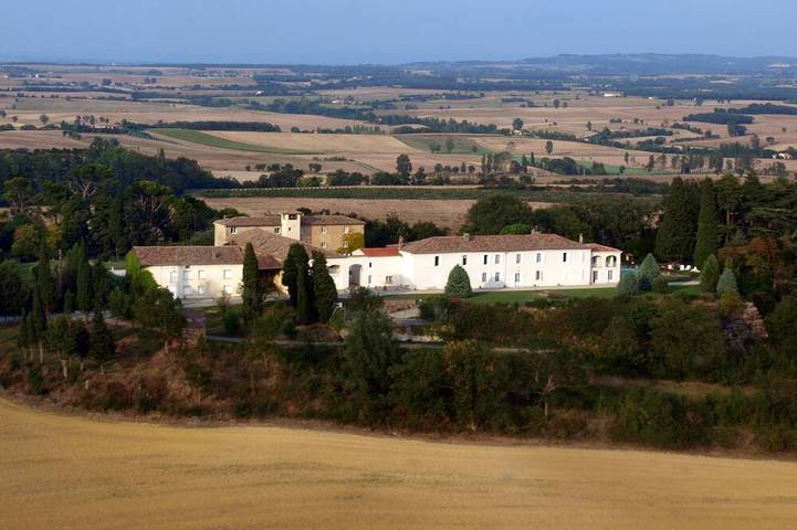 Gîte pour 6 personnes, avec piscine à Airoux