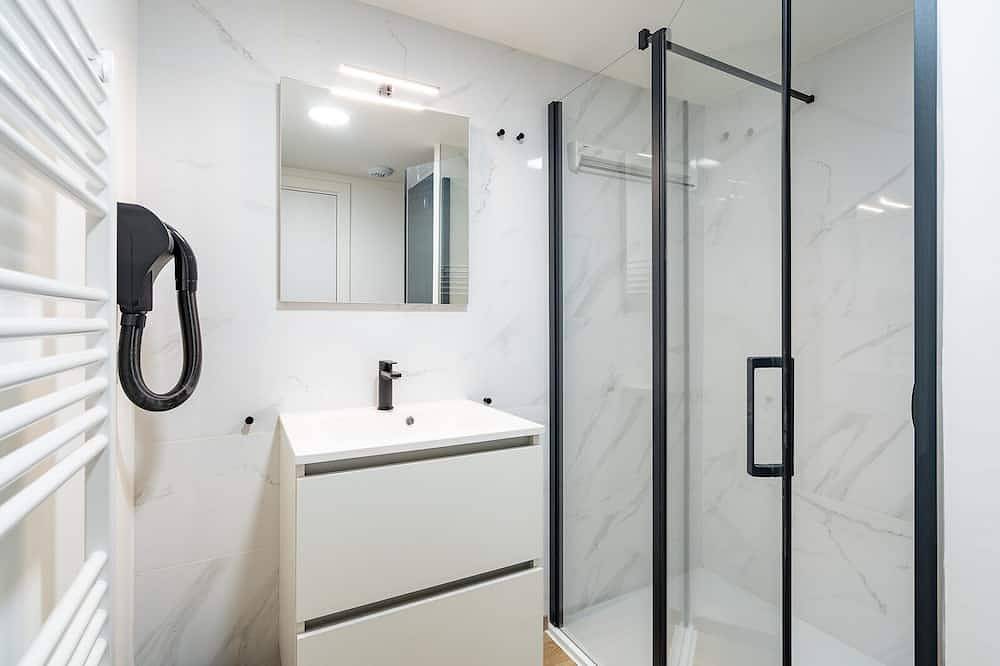 Entire apartment, The studio offers a cozy bedroom with a double bed in Sainte Cécile Plage, Camiers