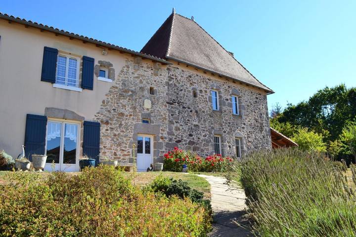 Gîte pour 10 personnes, avec jardin ainsi que piscine et terrasse en Charente - 4